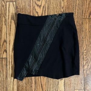 GUESS - black mini skirt with a zipper, size S, in great condition!
